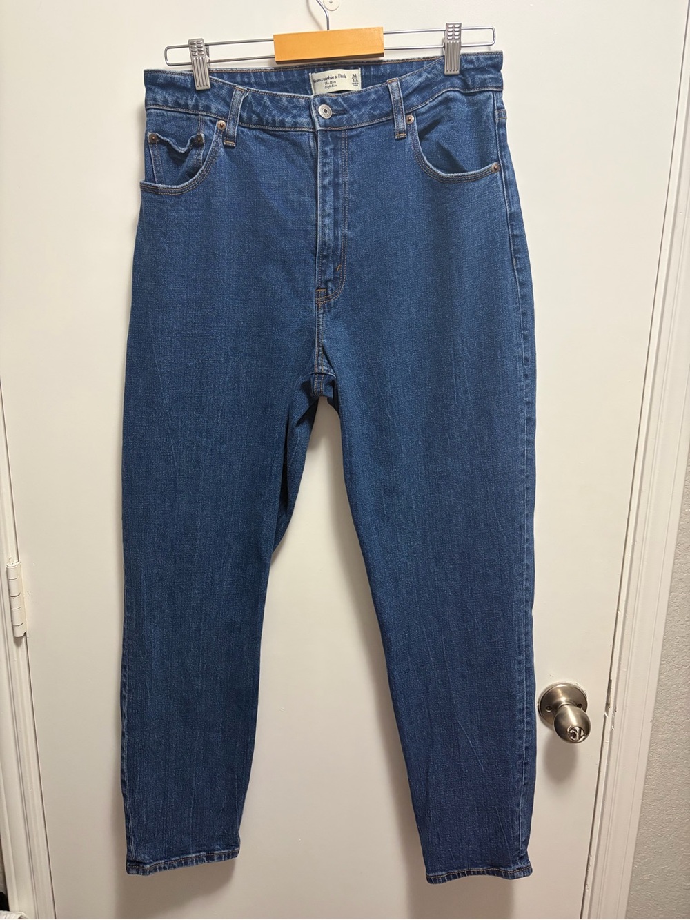 Abercrombie & Fitch The Mom High Rise Curve Love Straight Leg Size 31/12L